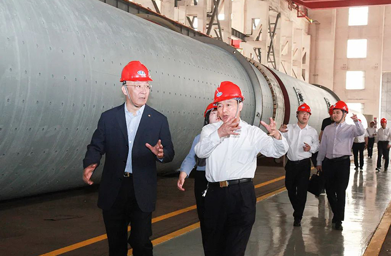 中國建筑材料聯(lián)合會黨委書記、會長閻曉峰一行親臨鵬飛集團(tuán)調(diào)研