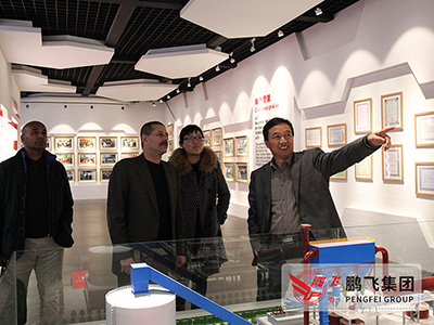 董事長(zhǎng)王家安陪同外國客戶參觀公司