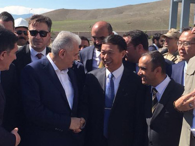 董事長(zhǎng)王家安與時(shí)任土耳其總理耶爾德勒姆共同出席鵬飛集團(tuán)在土耳其承建的3000t/d水泥生產(chǎn)線剪彩儀式，并親切交談